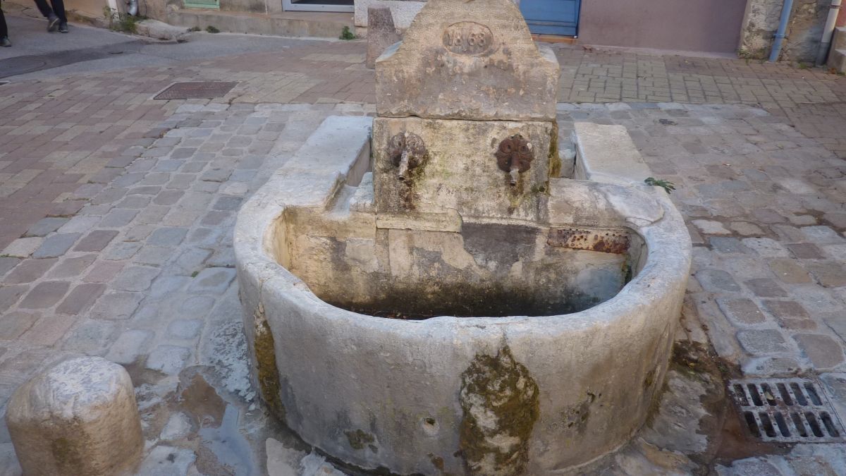 Le Val, les 3 chapelles
